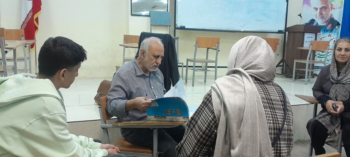 دیدار ماهانه اولیا با دبیران در شهیدستان انقلاب اسلامی ناحیه ۳ کرج