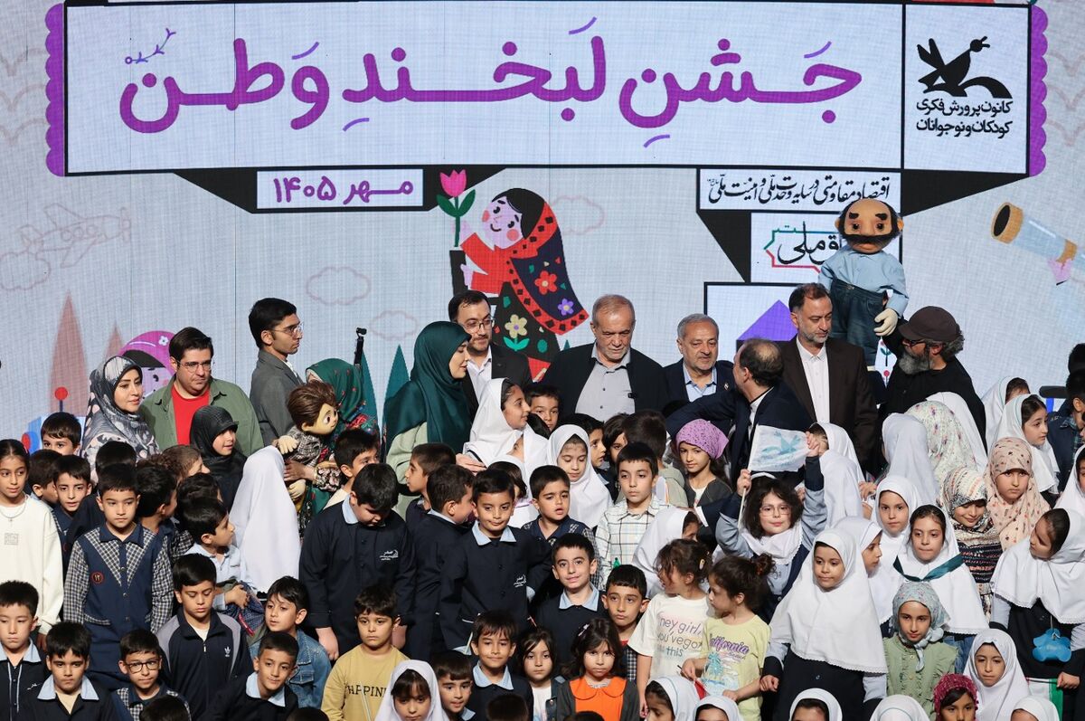 دیدار صمیمانه رئیس‌جمهور با کودکان/ دکتر پزشکیان: اگر با هم باشیم، نمی‌توانند ما را شکست دهند + فیلم