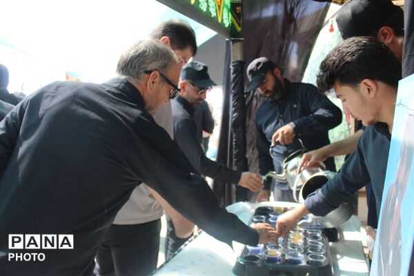 همدلی فاروج در مسیر بازگشت زائران؛ موکب‌های خدمت‌رسانی تا آخرین لحظه پای کار بودند