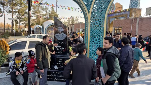 آیین مهمانی لاله‌ها و عطر افشانی گلزار شهدای کاشان