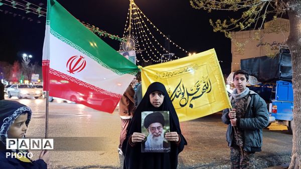 دهه نودی‌ها در زیر چتر انقلاب 
