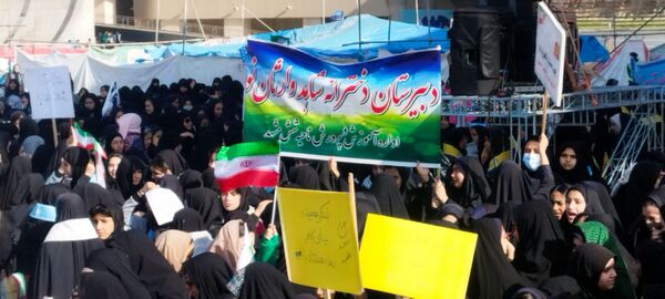 راهپیمایی سیزدهم آبان ماه با حضور دختران دبیرستان شاهد وارثان نور 