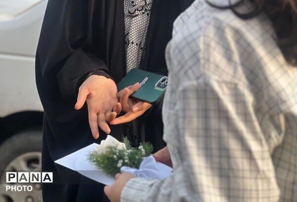 دخترانِ انقلابی پای پرچم ایستاده‌اند