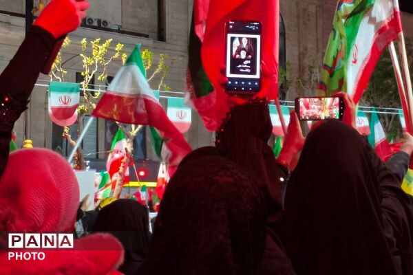 میدان هفت‌تیر بهارستان دو میزبان راهپیمایی شبانه مردم و فرهنگیان