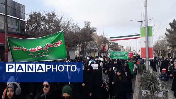 جلوه‌هایی از حماسه آفرینی مردم شیروان در راهپیمایی ۲۲ بهمن 