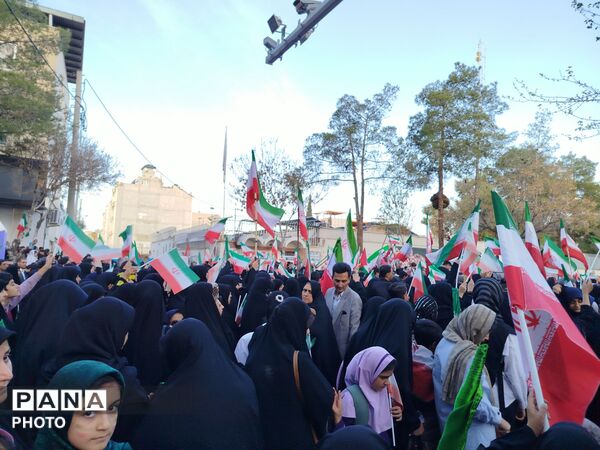دانش آموزان کرمانی در سوگ «شهدای دبستان شجره طیبه میناب»