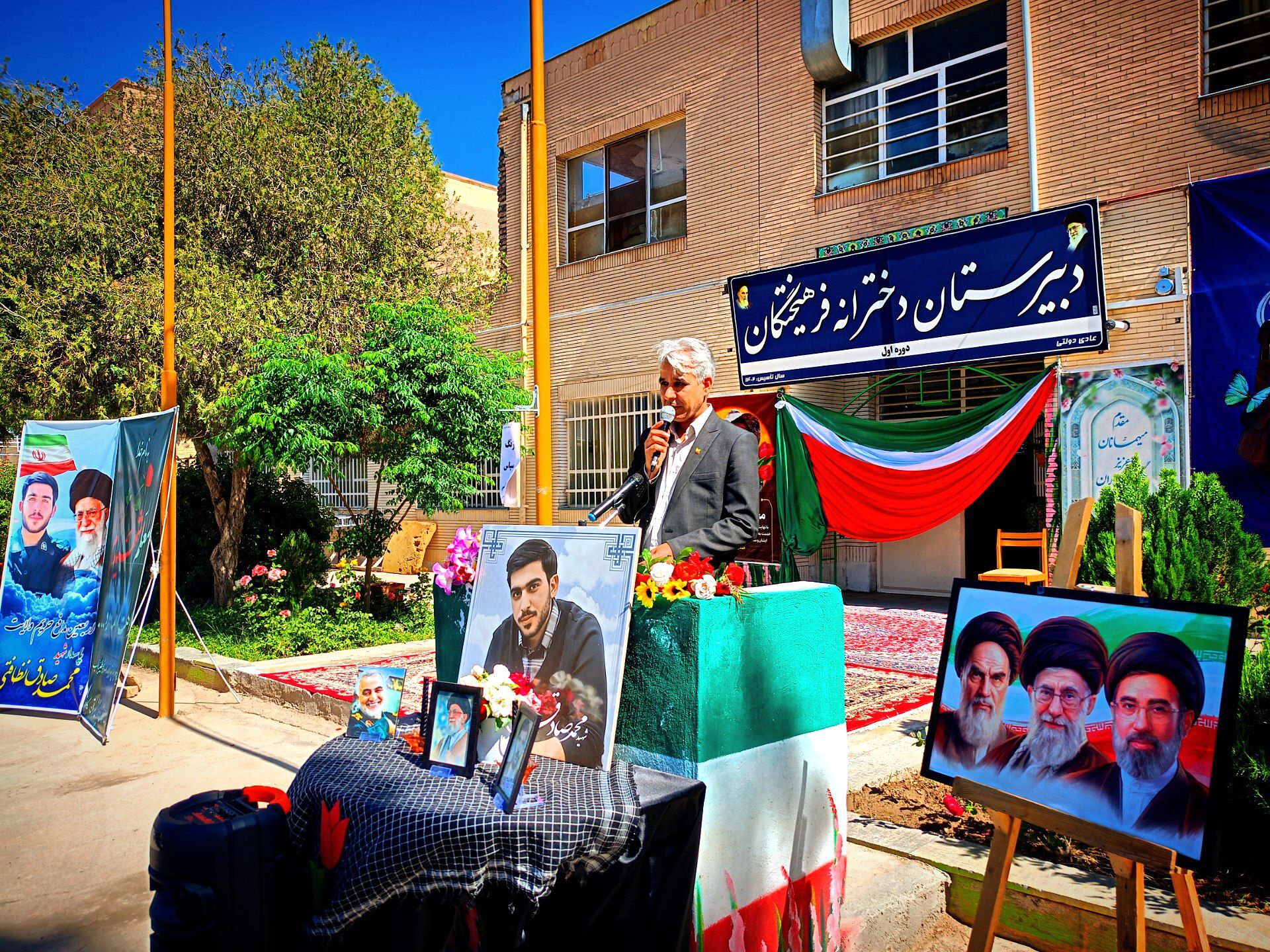 معلمان سازنده آینده دانش آموزان و دانش آموزان آینده سازان ایران هستند 