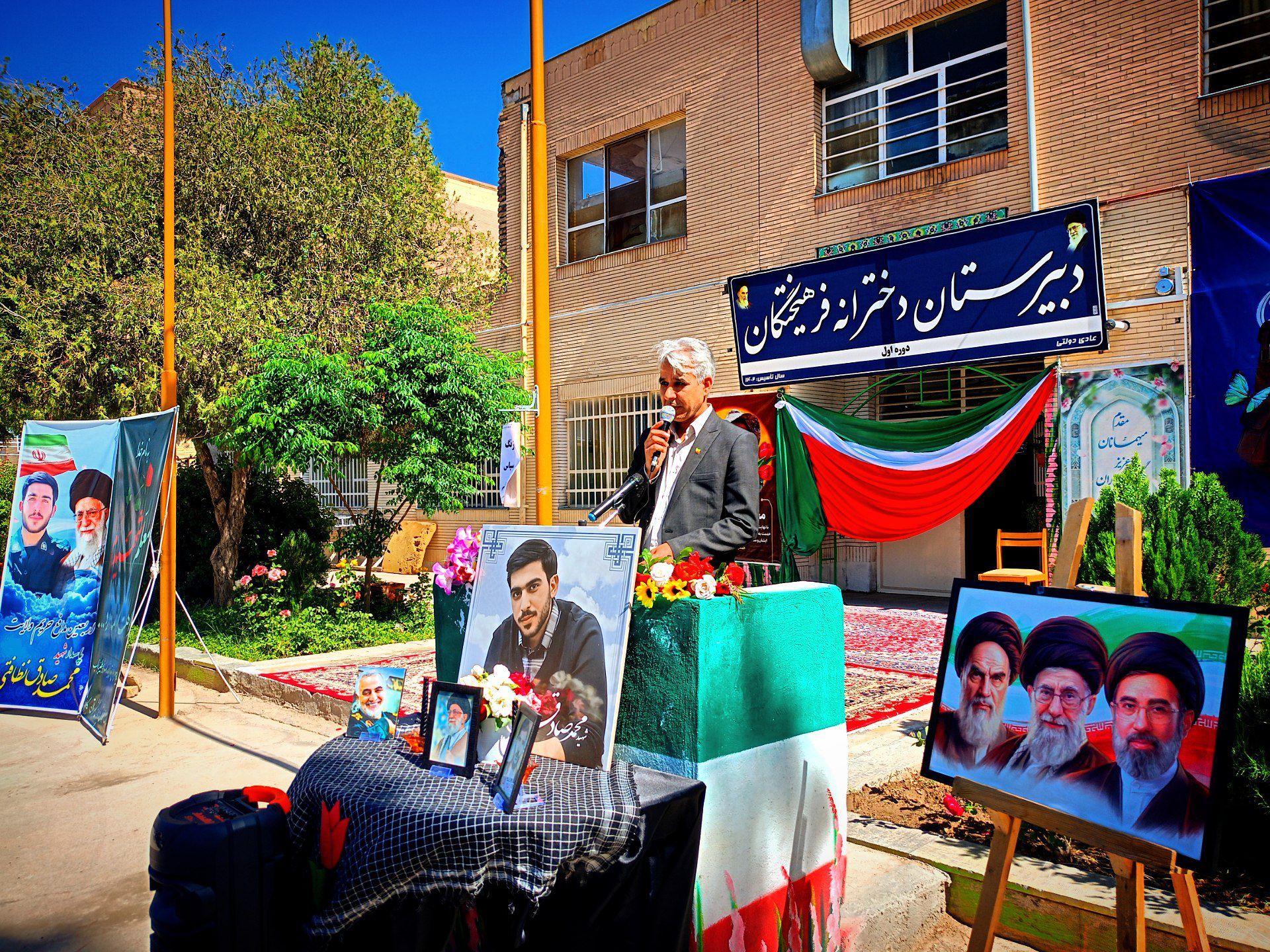 معلمان سازنده آینده دانش آموزان و دانش آموزان آینده سازان ایران هستند 