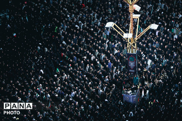 اقامه نماز بر پیکر مطهر رهبر شهید انقلاب در حرم مطهر رضوی-۲