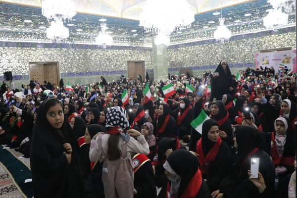 همایش تجلیل از دختران عضو هلال احمر در قم