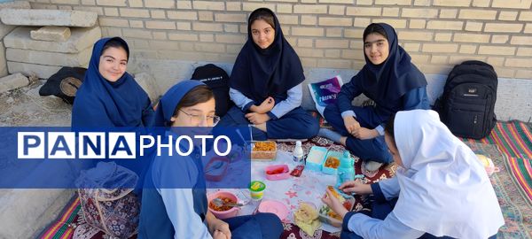 نهار سالم به مناسبت روز جهانی غذا و پوکی استخوان در مدرسه شهید خاقانی شیروان
