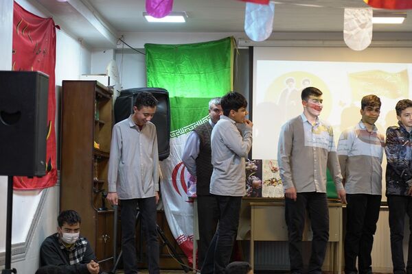 جشن پیروز انقلاب در دبیرستان تهرانی باقرشهر 