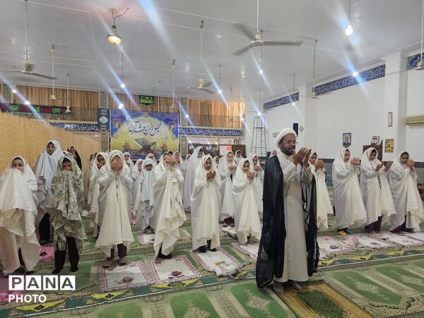 طنین زنگ نماز و عطر آیات قرآن در محفل انس با قرآن