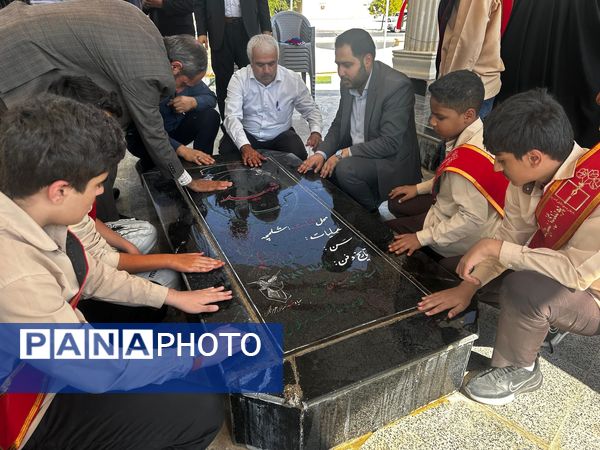 عطر‌افشانی و غبارروبی مزار شهدای بستک