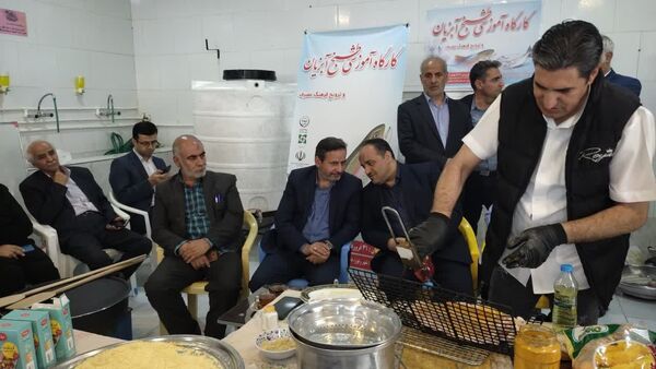 کارگاه طبخ آبزیان در دبیرستان میر فتح‌اله سید زنوزی شهر زنوز 