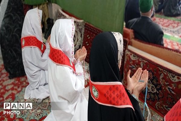 حضور دانش آموزان در دومین نماز عبادی، سیاسی جمعه ماه مبارک رمضان در شهر بار نیشابور