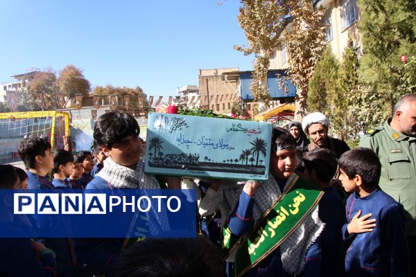 عطر شهادت در کلاس درس؛ دانش‌آموزان سامان میزبان پیکر پاک شهید گمنام شدند