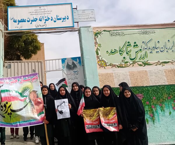 برگزاری راهپیمایی ۱۳ آبان روز دانش‌آموز در شهرستان فیروزکوه 