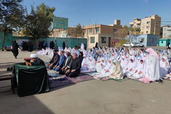برپایی نماز جماعت مدارس کهریزک با حضور امام جمعه منطقه 