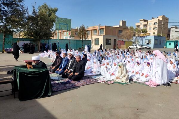 برپایی نماز جماعت مدارس کهریزک با حضور امام جمعه منطقه 