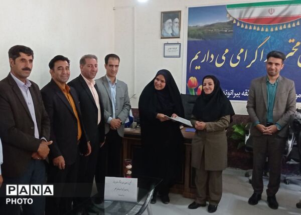 تجلیل از معلمان و مدیران منتخب ابتدایی بیرانوند در آیین زنگ سپاس