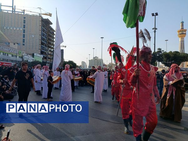 حال و هوای حرم رضوی و خیابان های اطراف آن در عاشورای حسینی