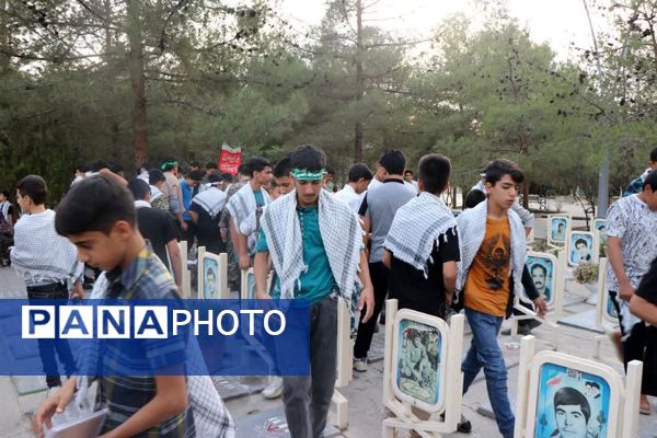 پویندگان پسر دوره ولایت (ایرانیوم ) در گلستان شهدای اصفهان 