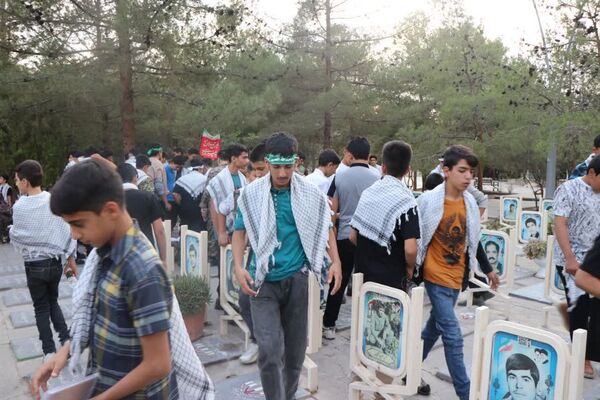 پویندگان پسر دوره ولایت (ایرانیوم ) در گلستان شهدای اصفهان 