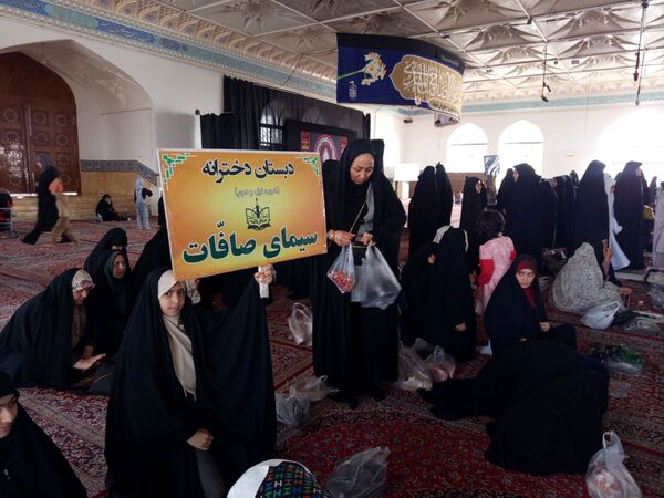 حضور دانش آموزان در نماز جمعه کاشمر