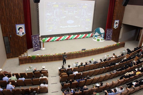 تقدیر از دانش‌آموزان و فرهنگیان برگزیده مسابقات قرآنی در استان قم