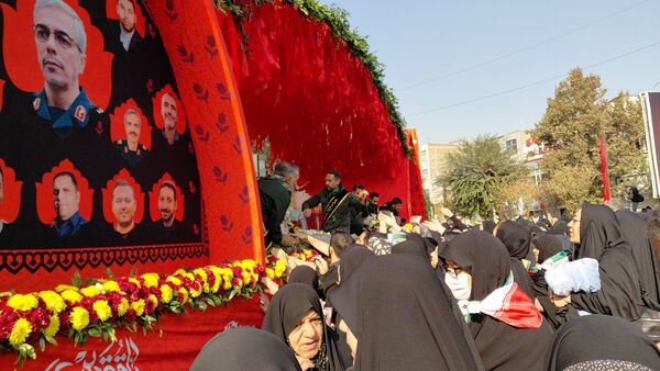 تشییع پیکر شهدای گمنام در دستان مردم کرج