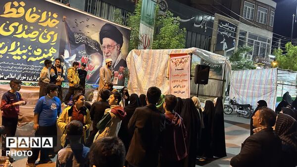 «پاتوق نوجوان مبارز»؛ شور نوجوانی و حال‌وهوای انقلابی در میدان امام خمینی(ره) مرند