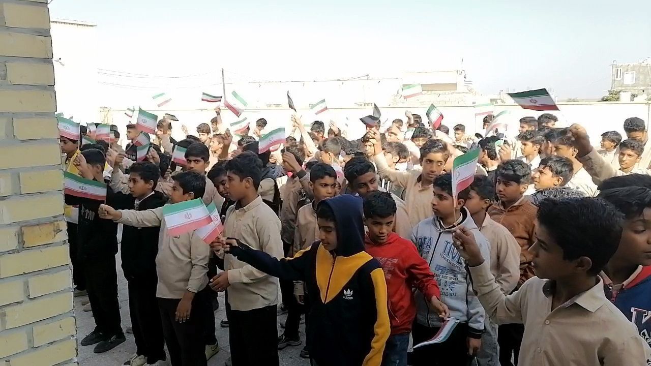 مدارس سندرک یکپارچه در شور انقلابی؛ زنگ انقلاب به صدا درآمد