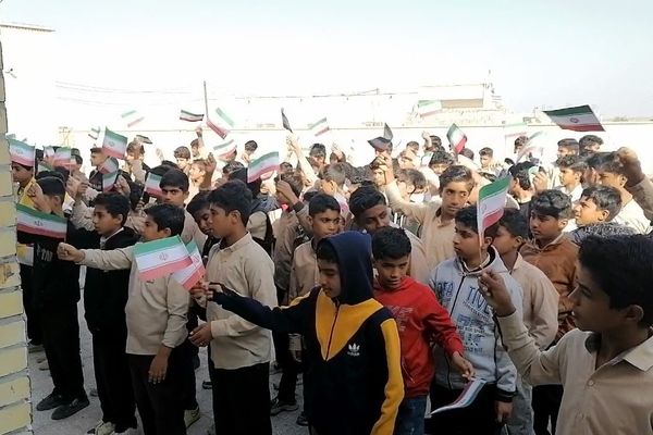 مدارس سندرک یکپارچه در شور انقلابی؛ زنگ انقلاب به صدا درآمد