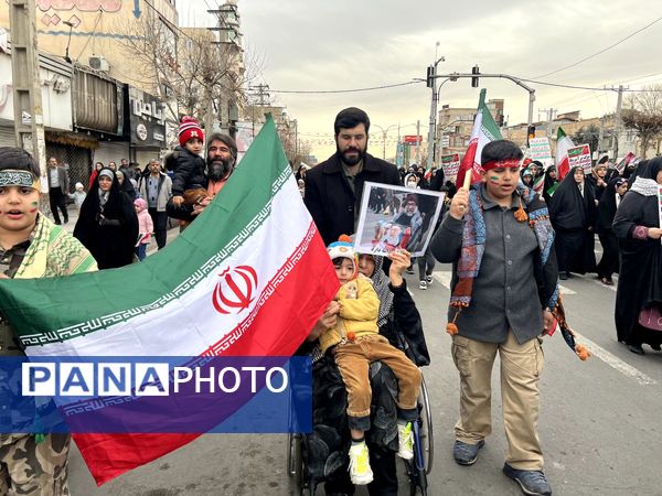 حضور پرشور مردم در راهپیمایی ۲۲ بهمن هشتگرد