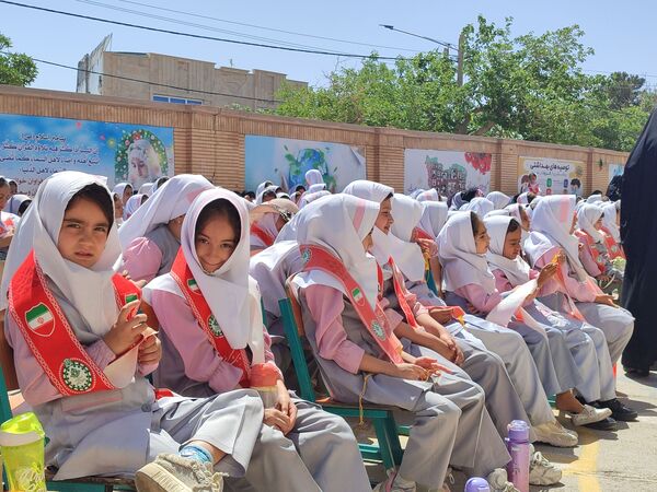 نواختن زنگ سپاس معلم در دبستان دخترانه شاهد نرگس