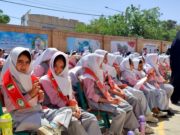 نواختن زنگ سپاس معلم در دبستان دخترانه شاهد نرگس
