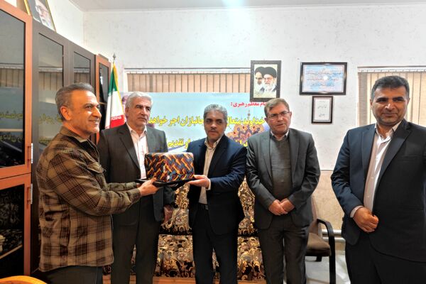 تجلیل ازوالدین جانباز در دبیرستان شاهد شهید معزی