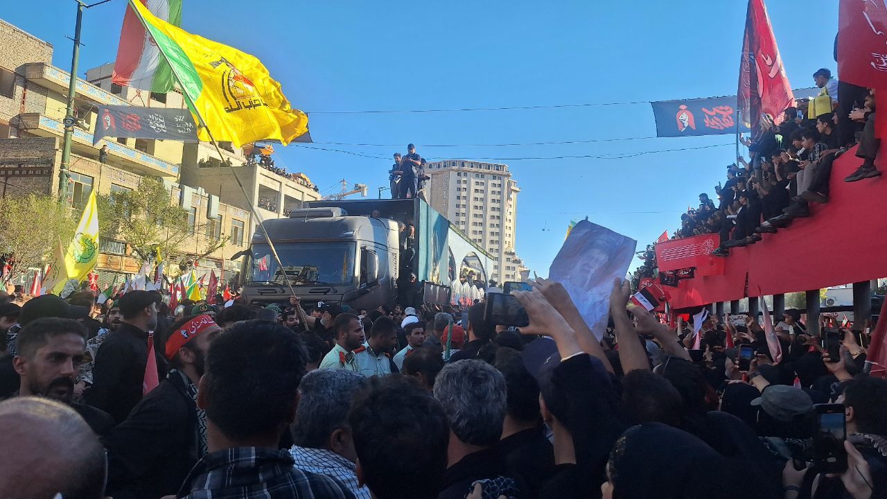 بدرقه ابدی در پناه خورشید؛ وداع اشک‌بار مشهدی‌ها با پیکر رهبر شهید