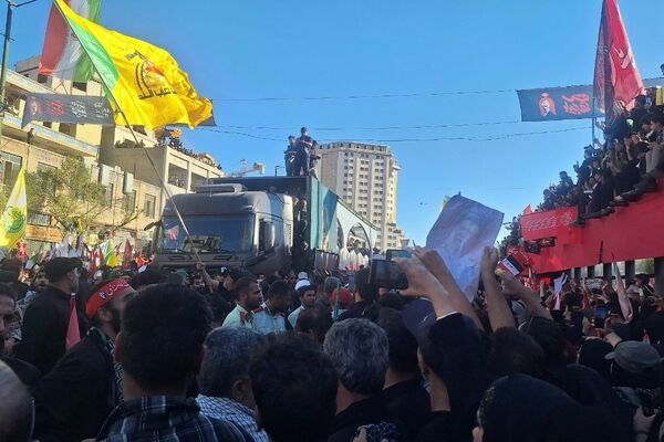 بدرقه ابدی در پناه خورشید؛ وداع اشک‌بار مشهدی‌ها با پیکر رهبر شهید