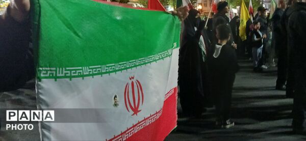 حضور پررنگ مردمان هشتگرد در راهپیمایی هرشب 