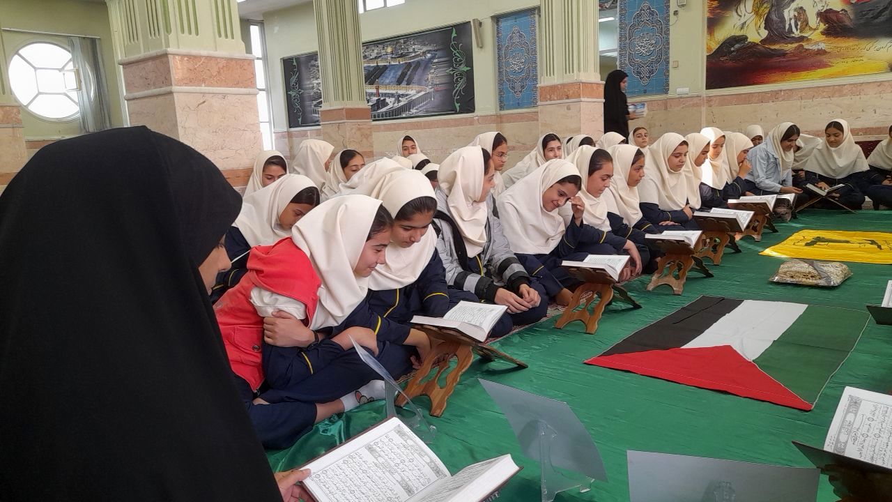  بزرگداشت شهادت مجاهد شهید سیدحسن نصرالله با برگزاری مراسم ختم قرآن در دبیرستان فاطمیه ملارد