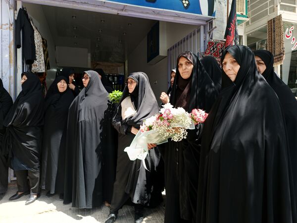 بازگشت امام جمعه از سفر مکه و استقبال گرم مردم فارسان