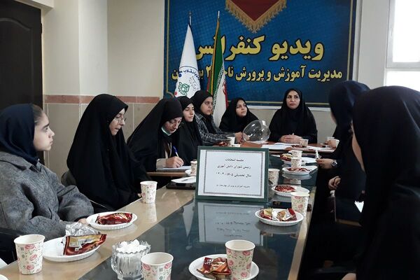 رقابت دانش‌آموزان منتخب در انتخابات منطقه‌ای شورای دانش‌آموزی بهارستان دو