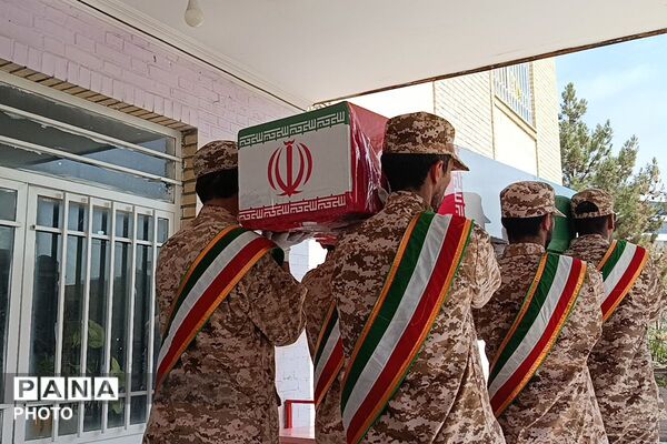 عطر شهادت در مدرسه؛ میزبانی دانش آموزان از شهید گمنام