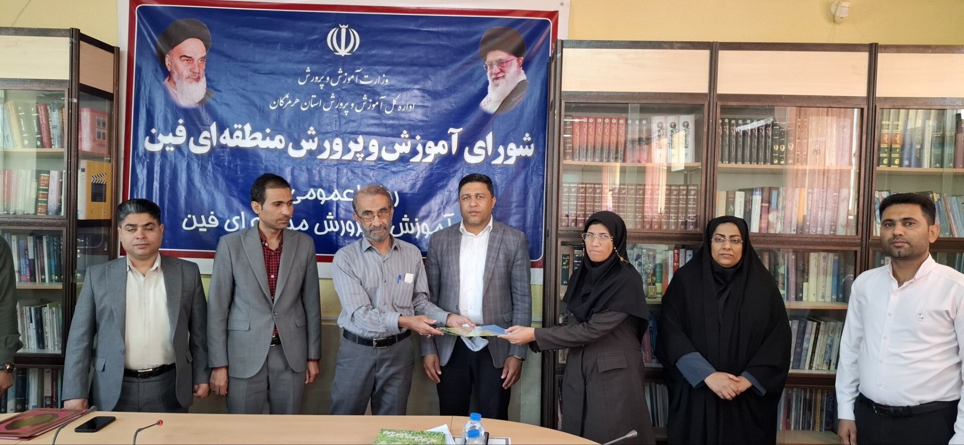 نشست شورای آموزش و پرورش فین با محوریت عدالت آموزشی برگزار شد