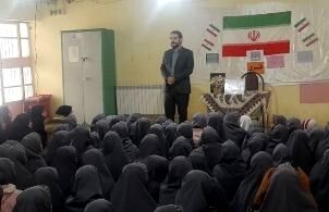 دانش‌آموزان سامن با غلامرضا بکتاش به دنیای خیال و اندیشه سفر کردند