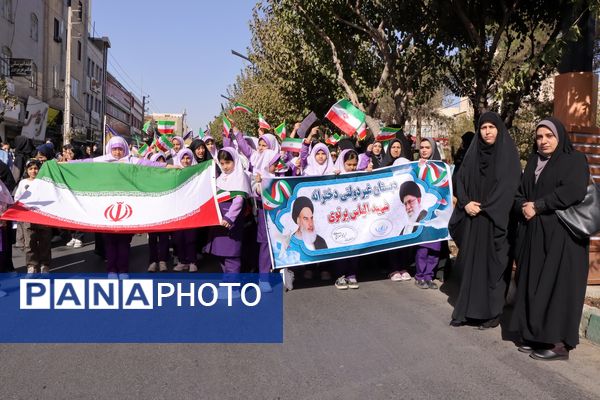 حضور پرشور دانش‌آموزان و مسئولین در راهپیمایی ۱۳ آبان در ناحیه یک بهارستان