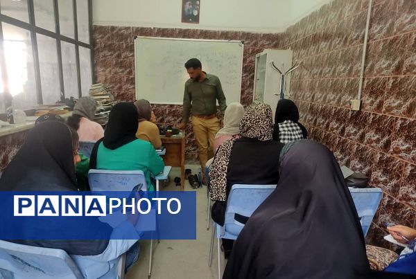 بانوان حاجی‌آباد در کارگاه تعمیرات ماشین