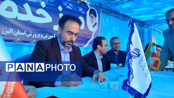  برگزاری میزخدمت درمصلی کرج به‌مناسبت هفته دولت